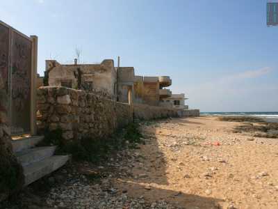 Non ci resta ora che scendere per lasciare questo luogo di cemento, abbandono e degrado, ma prima ci guardiamo attorno per dare un ultimo sguardo a questo complesso di edifici che sul mare, illuminati dai raggi del sole, acquistano a un certo punto un po� di grazia, lasciando immaginare ci� sarebbero potuti diventare se solo fossero stati costruiti qualche metro pi� in l�